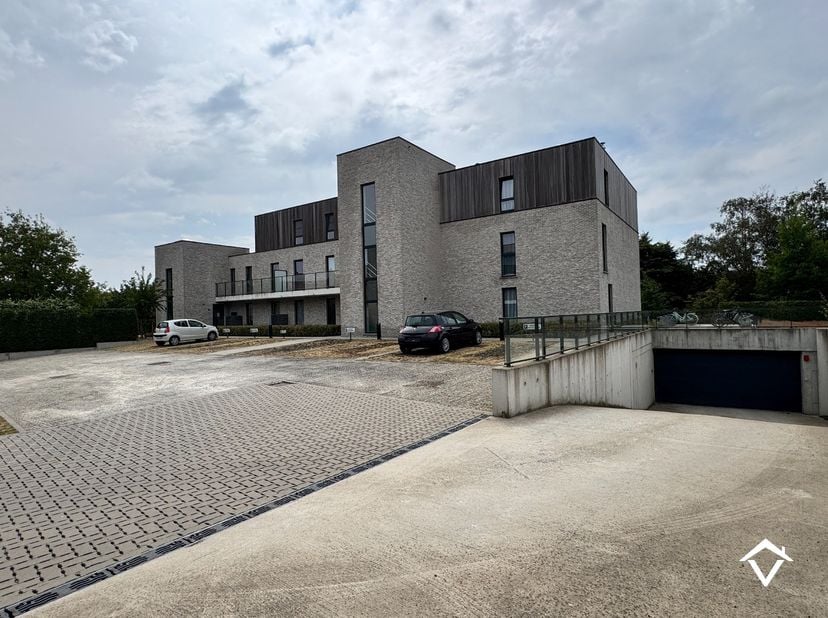Dit appartement (C2.3) is gelegen op de 2de verdieping in de Residentie Brouwershof te Westrozebeke (Staden) en bestaat uit: inkomhal - toilet - badka