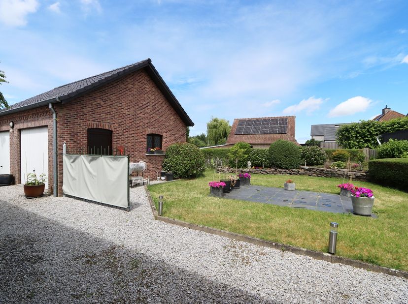 Dit degelijk gebouwd huis is ideaal voor wie op zoek is naar een instapklare, verzorgde woning met mogelijkheid tot volledig gelijkvloers wonen.  Met