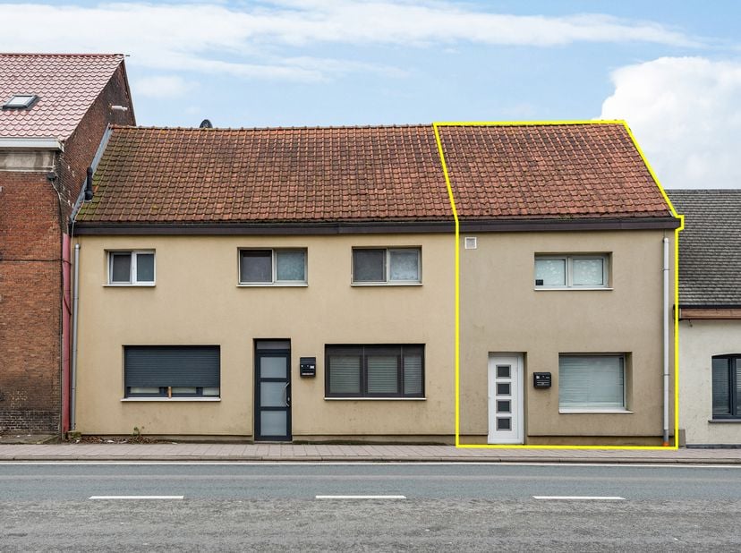 Deze gesloten bebouwing met 3 slaapkamers en 2 badkamers werd gerenoveerd in 2020 en beschikt over een EPC-label B. De woning is goed bereikbaar en be