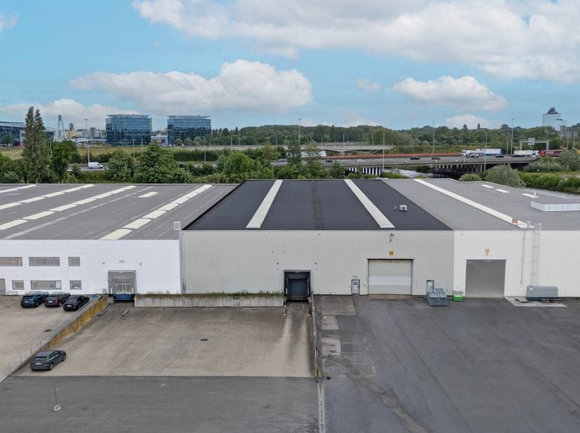 Deze uitzonderlijk gelegen bedrijfsruimte, met de mogelijkheid om kantoren in te richten, heeft een totale oppervlakte van 3.664 m² en biedt een strat