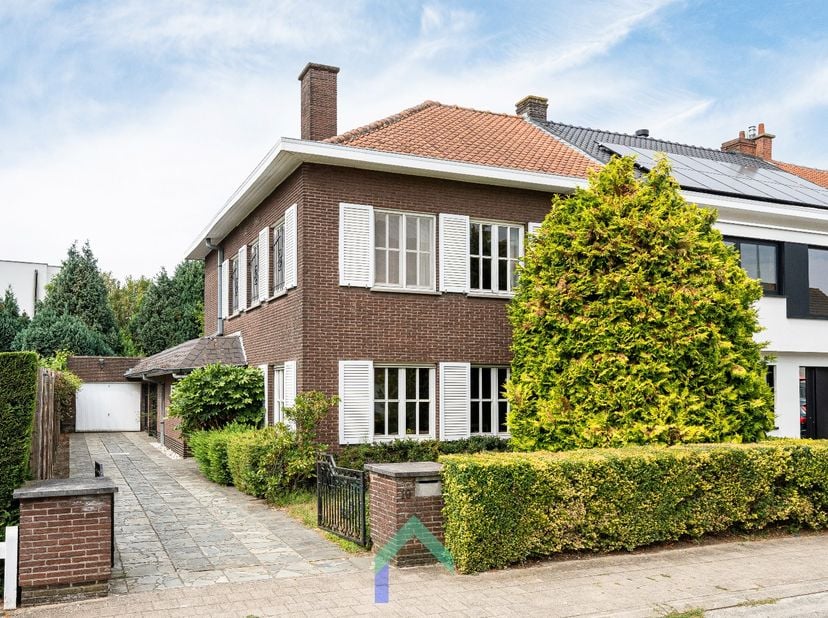 Virtuele rondleiding en meer informatie op gentill.be.<br />
Renovatierapport met inschatting van de kostprijs beschikbaar op aanvraag.<br />
<br />
L