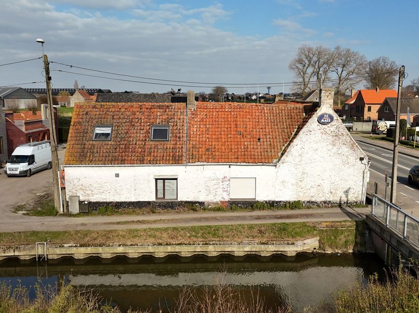 Herberg "Ter Waerebrug", vroeger "Schippershuis", 18de-eeuwse herberg langs de Waerevaart is te koop.<br />
Er is een mogelijkheid tot het ombouwen to