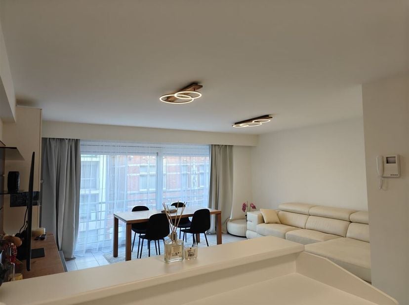 Ruim en gezellig appartement. Centrale ligging. <br />
Indeling : ruime leefruimte met open keuken, berging met wasmachine en droogkast, badkamer met