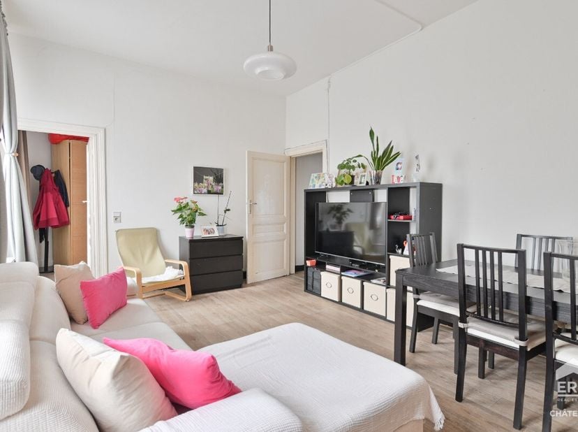 ERA Châtelain biedt u dit charmante appartement aan met een oppervlakte van 103 m² (bruto EPC-oppervlakte), ideaal gelegen in Schaarbeek, op een steen