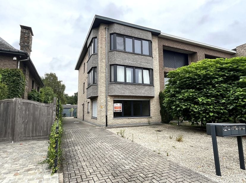 Dit gelijkvloers appartement maakt deel uit van een kleinschalig verzorgd gebouw zonder lift en is uiterst centraal gelegen. Indeling: een inkomhal me