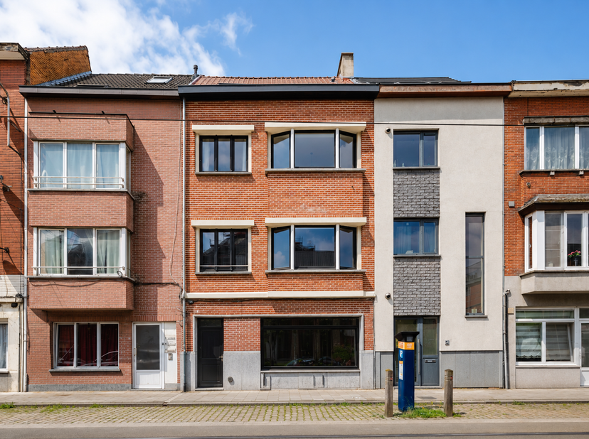 Situation<br />
Situé au cœur de la Sint-Salvatorstraat, à proximité du centre commercial Dok Noord à Gand. Facilement accessible par les transports e
