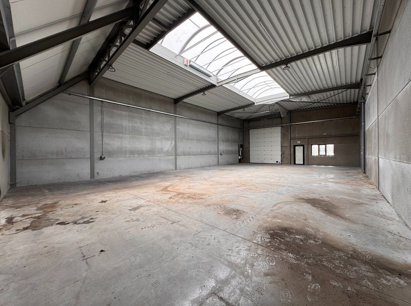 Deze nieuwe KMO-unit met een oppervlakte van +/- 265 m² ligt op een vlot bereikbare locatie langs de Kortrijkseweg (N43) in Waregem. Deze as verbindt