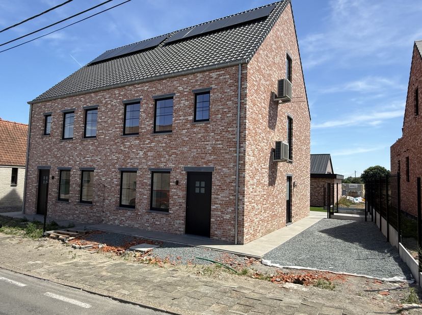 Op een rustige en aangename ligging langs het Kanaal Gent-Brugge, op slechts een steenworp van het centrum van Knesselare, bevindt zich deze stijlvoll