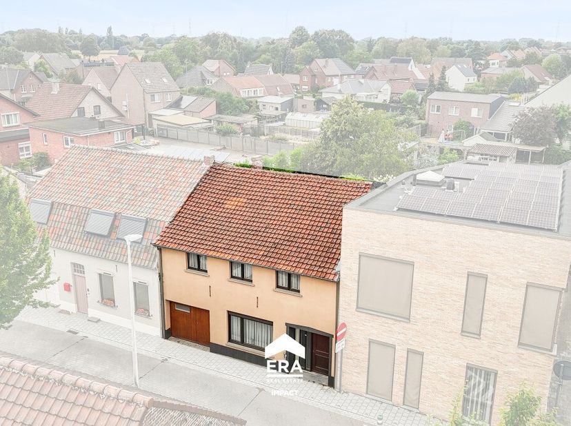 Deze goed onderhouden stadswoning ligt in een rustige straat net buiten de kleine ring van Bree. Dankzij de centrale ligging wandel je in enkele minut