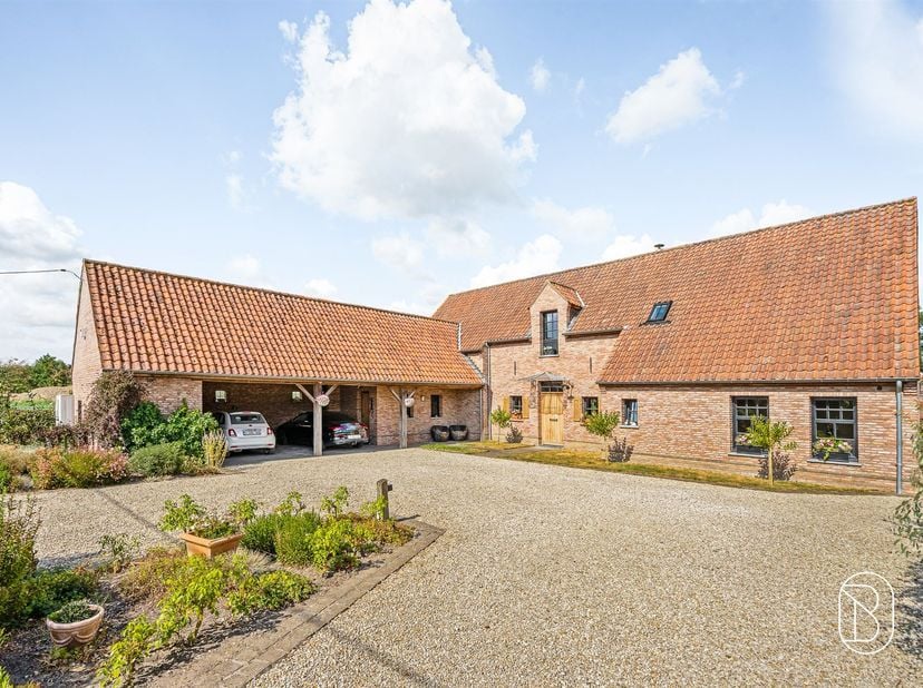 Luxueuze villa met paardenaccomodatie, in een groene, landelijke omgeving. <br />
<br />
Op een prachtige rustige locatie bevindt zich deze uitzonde