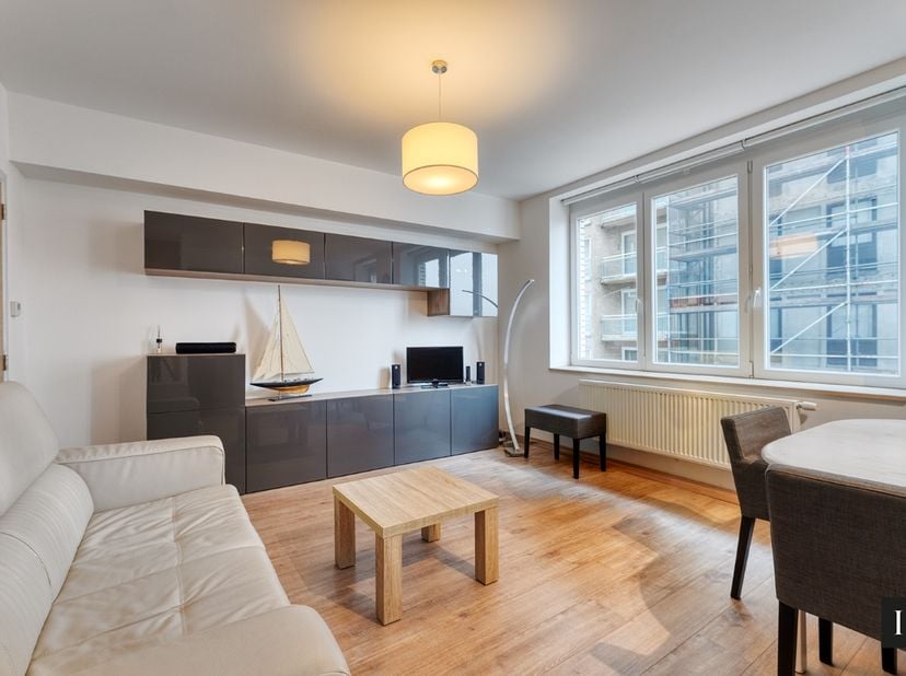 Dit instapklaar en totaal vernieuwd appartement van 43 m² (cfr. epc attest) bevindt zich op de tweede verdieping (geen lift) van een kleinschalig gebo