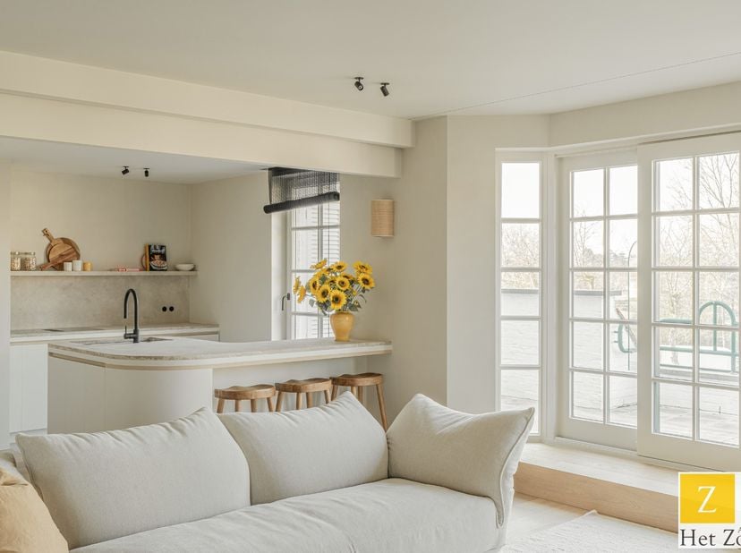 Welkom in Residentie Eastgreen, een exclusieve woonbeleving aan de Bronlaan 115 te Knokke-Heist. Dit prachtige appartement op de tweede verdieping is