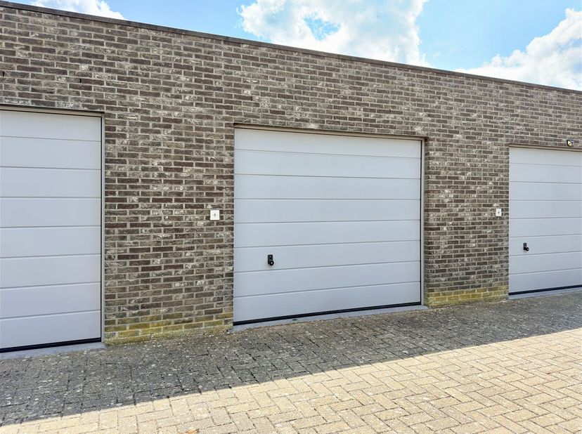 Garage à vendre
                    à 2220 Heist-op-den-Berg