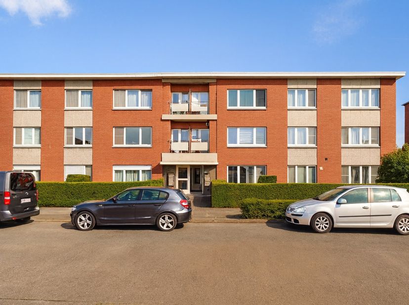 In een rustige straat in Destelbergen bevindt zich dit volledig gerenoveerde appartement op de tweede verdieping. Met een bewoonbare oppervlakte van c