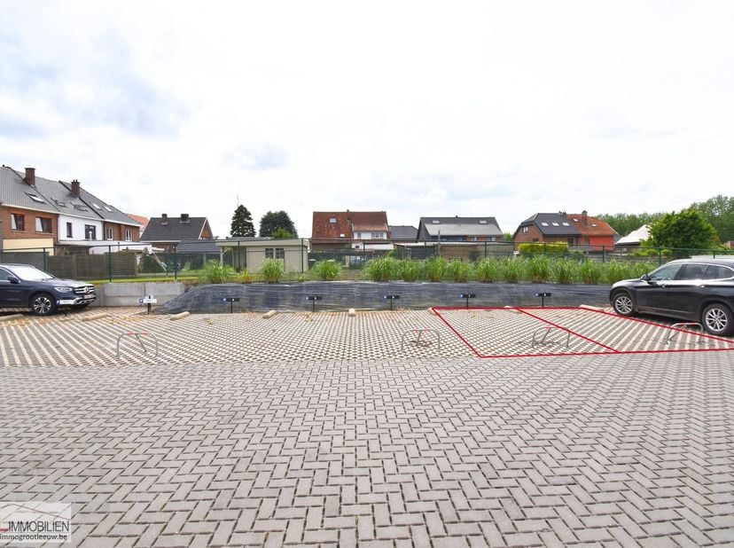 2 places de parking stratégiques à vendre sur la Topstraat à Sint-Pieters-Leeuw près de la rink.