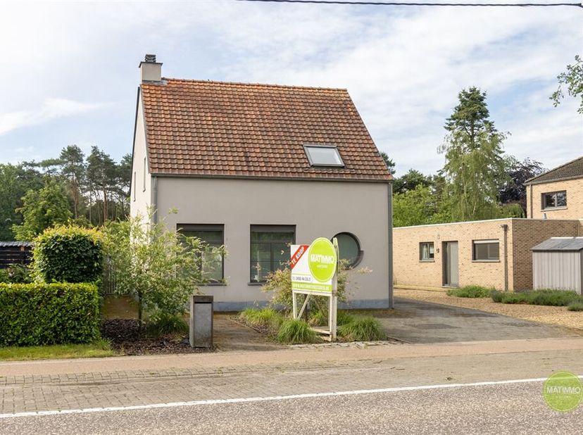 Instapklare, volledig gerenoveerde gezinswoning op een perceel van 1.415 m² in Mol<br />
Bent u op zoek naar een stijlvolle en instapklare woning met
