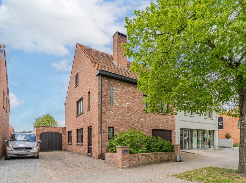 Deze woning is gelegen in het centrum van Dessel, op wandelafstand van bakker, slager, supermarkten en openbaar vervoer. Een ideale woning voor jong e