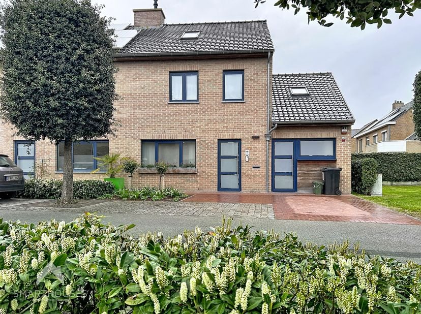 Energiezuinige woning in een rustige omgeving bestaande uit een inkomhal met vestiaire en gastentoilet, praktische was/bergplaats en een lichtrijke le