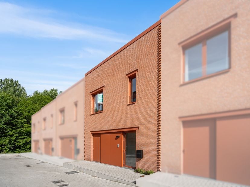 Deze moderne woning in Eilandpark biedt alles wat een gezin nodig heeft: lichtrijke leefruimtes, drie volwaardige slaapkamers en een aangename private