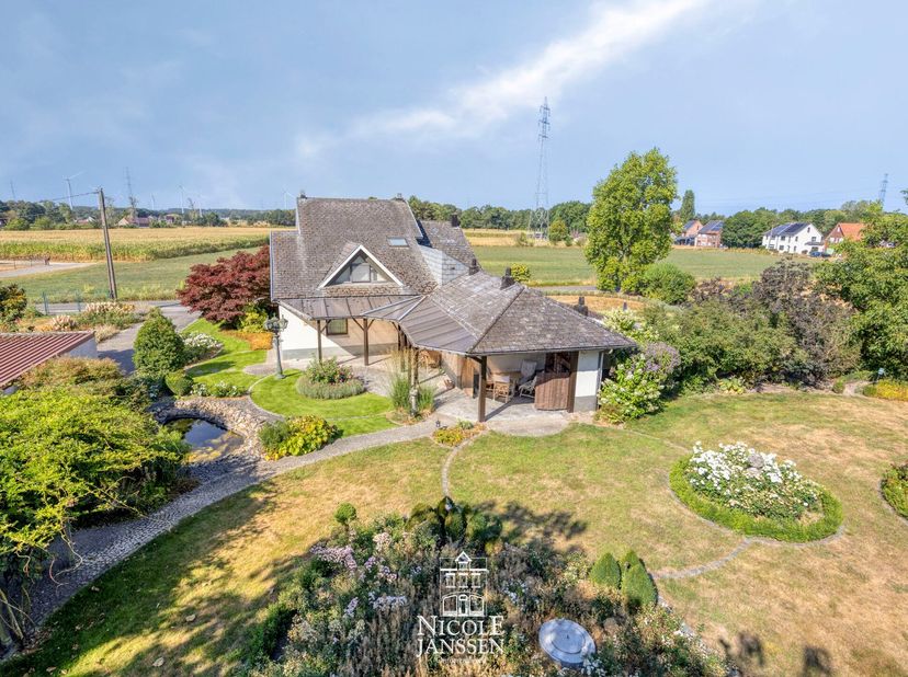 Deze rustig gelegen gezellige woning gelegen op een ruim perceel biedt tal van mogelijkheden. Het pand is momenteel ingedeeld als tweewoonst maar kan