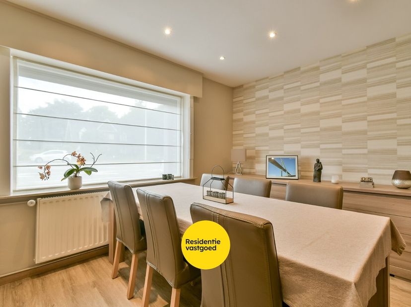 Welkom in deze instapklare woning langs de Bruggestraat in Torhout. Dankzij de vlotte verbinding naar de autosnelweg, het centrum van Torhout en Zedel