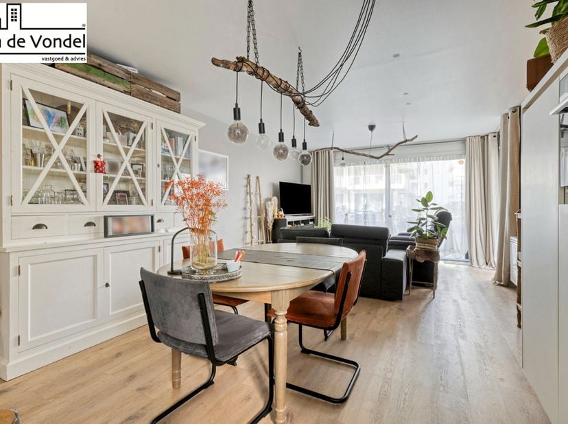 Vous recherchez un appartement spacieux, lumineux et idéalement situé ? <br />
Cet appartement de coin avec 1 chambre et une terrasse ensoleillée se t