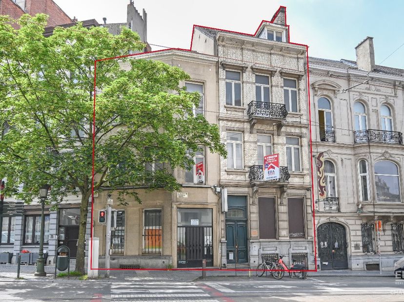 Châtelain vous propose cet immeuble mixte à rénover, idéalement situé Rue des Palais, au cur dun quartier dynamique de Schaerbeek. Développé sur plusi