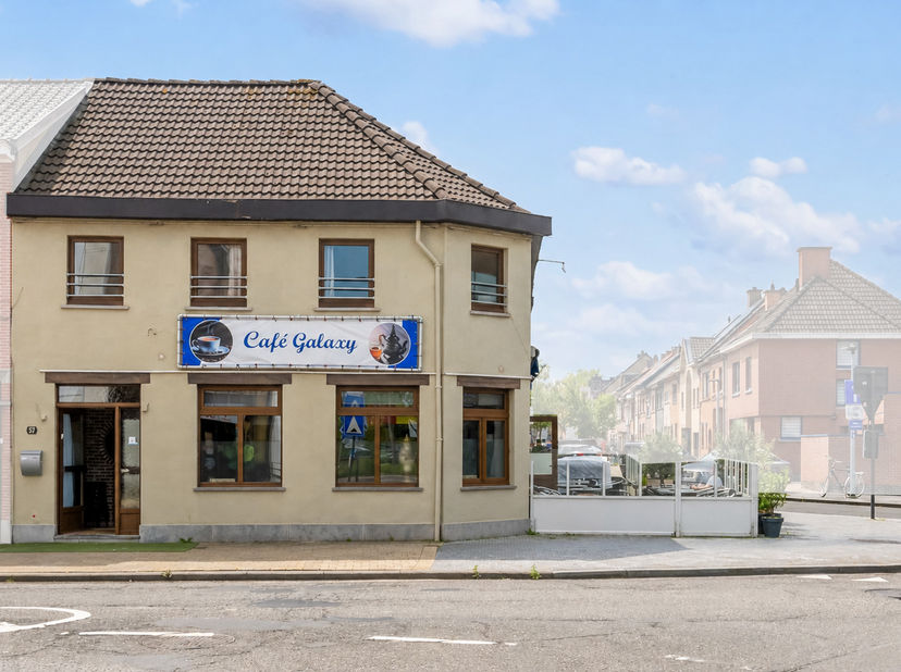 Op een absolute AA locatie vinden we dit commerciële pand, geschikt voor verschillende doeleinden en exploitatie opties. Het betreft momenteel een ins