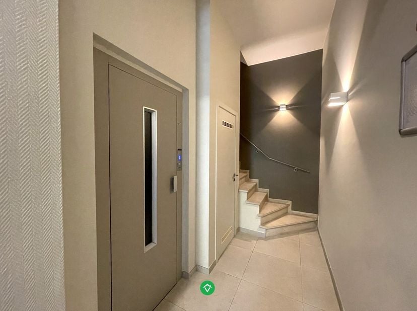 Dit groot appartement is gelegen op de 2 de verdieping in het centrum van Roeselare en bestaat uit: propere, vernieuwde gemeenschappelijke hal - lift