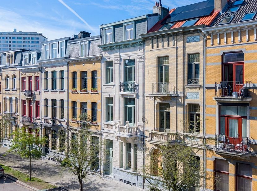 Locatie<br />
Wonen in de Eglantierlaan betekent thuiskomen in één van de mooiste en meest gegeerde straten van Wilrijk. Een brede, statige laan met k