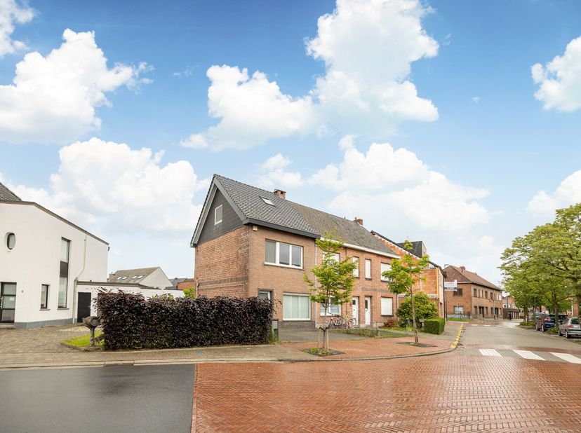 Instapklare HOB met 4 slaapkamers, tuin en parkeergelegenheid te Willebroek!<br />
Deze instapklare halfopen bebouwing combineert ruimte, licht en com
