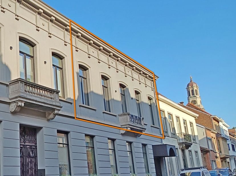 Dit karaktervolle appartement is gelegen in een voormalige notarissenwoning en bevindt zich op de bovenste verdieping, bereikbaar via een private trap