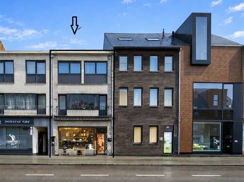 Investeringspand met handelsruimte, gelijkvloers appartement en 3 studios<br />
Topligging Vennestraat, Genk<br />
Op een commerciële toplocatie in de