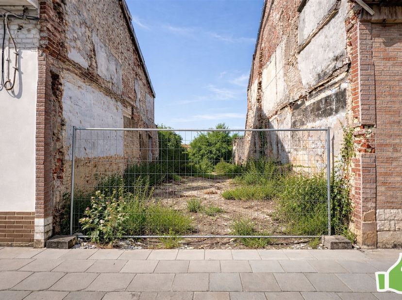 Terrain à bâtir pour une construction mitoyenne de type unifamiliale semi-flamande avec permis.<br />
<br />
Le terrain a été évacué et est prêt à a
