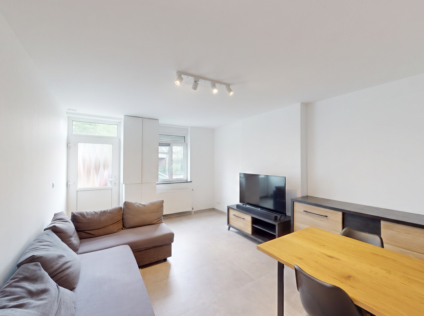 Antoineimmo Nandrin biedt u deze gerenoveerde woning in Hoei aan, ideaal aangevuld met een GARAGE en een mooie TUIN — twee zeldzame en zeer gewilde tr