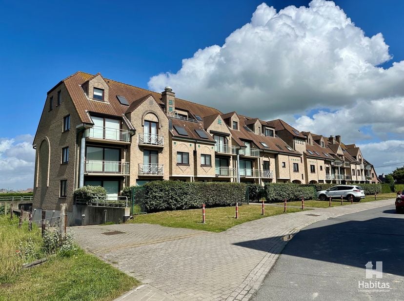 Ruime, individuele en afgesloten garagebox gelegen in een recent gebouwde residentie, op slechts enkele passen van de zeedijk. De garage bevindt zich