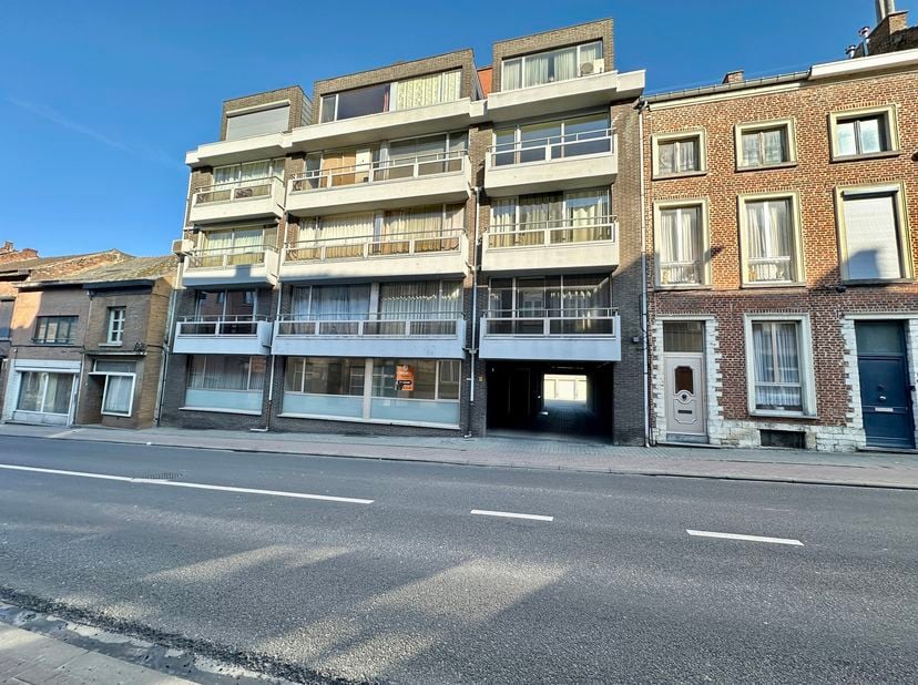Welkom in Tienen! Langs de Aandorenstraat, kan je dit éénslaapkamerappartement terugvinden. Een ideale locatie om vlot te navigeren buiten de stad én