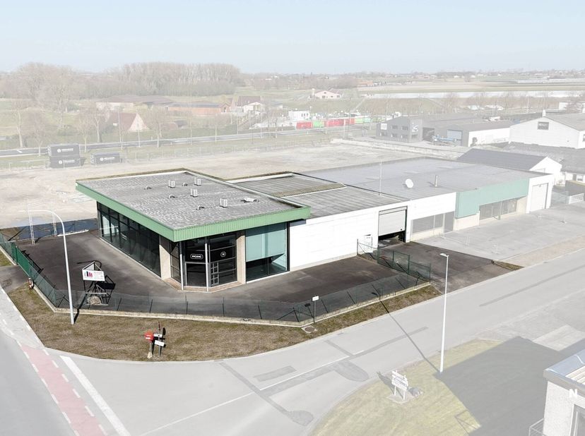 Ruime toonzaal met 3 bureaus, magazijn en sanitaire voorzieningen te huur in Meulebeke.<br />
Indeling is als volgt:<br />
Vooraan het pand is er een