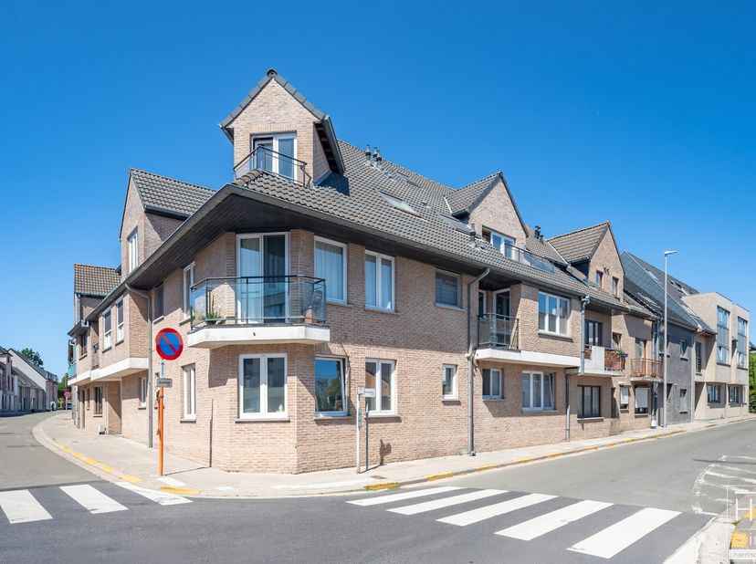 De ligging<br />
Dit instapklare appartement is gelegen in het centrum van Kruishoutem,&amp;nbsp;in een rustige straat, op wandelafstand van het centrum d