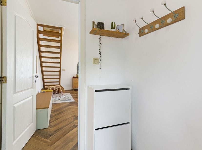 Instapklare vernieuwde gezinswoning met 3 slaapkamers en een tuin op een centrale ligging te Essen-Wildert<br />
<br />
Deze woning is stijlvol gere