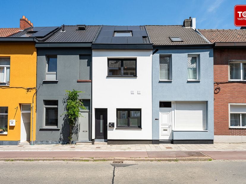 Deze smaakvol gerenoveerde woning is volledig instapklaar. Via de inkomhal, die tevens dienstdoet als praktische wasruimte en vestiaire, voorzien van