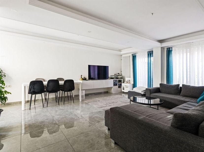 Dit ruime en instapklare appartement in Pelt biedt een bewoonbare oppervlakte van ca. 186 m² en combineert comfort, ruimte en een moderne uitstraling.
