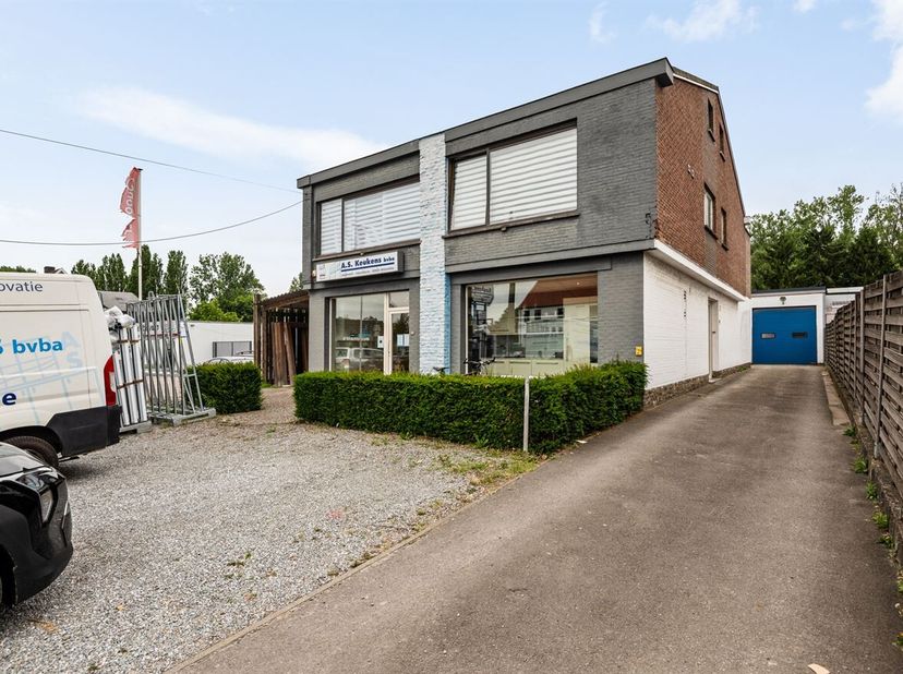 Op het gelijkvloers bevindt zich een handelsruimte die momenteel ingericht is als keukentoonzaal, met een bruikbare oppervlakte van ca 140 m². Achtera