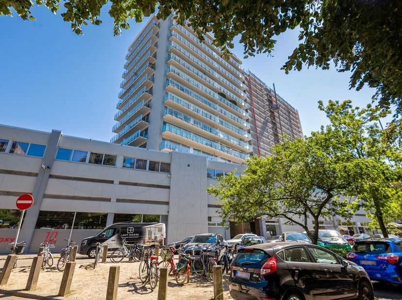 Modern gerenoveerd (2021) studio-appartement (38m²) met ruim terras (9m²) op toplocatie te Antwerpen!<br />
Ligging: Gelegen op toplocatie te Antwerpe