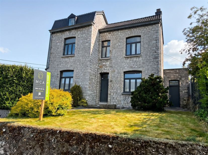 MCA Immobilier stelt u deze prachtige woning in Ardense natuursteen voor, gelegen in Sy, op de gemeente Ferrières, vlakbij de Ourthe (maar zonder over