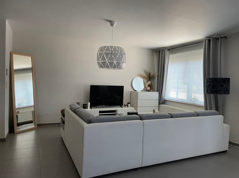 Recent gelijkvloers appartement van 69m² met 1 slaapkamer. Het appartement is voorzien van een inkomhal, met gastentoilet en berging. De woonkamer met