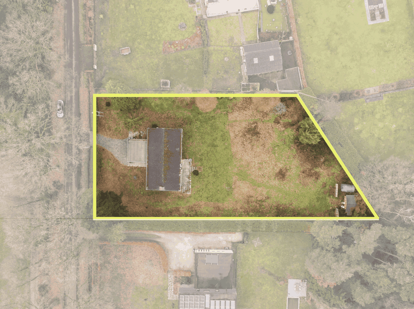 Deze te renoveren woning/bouwgrond bevindt zich op een absolute toplocatie, op de grens van Wuustwezel, Kapellen en Brasschaat, in een rustige, autolu