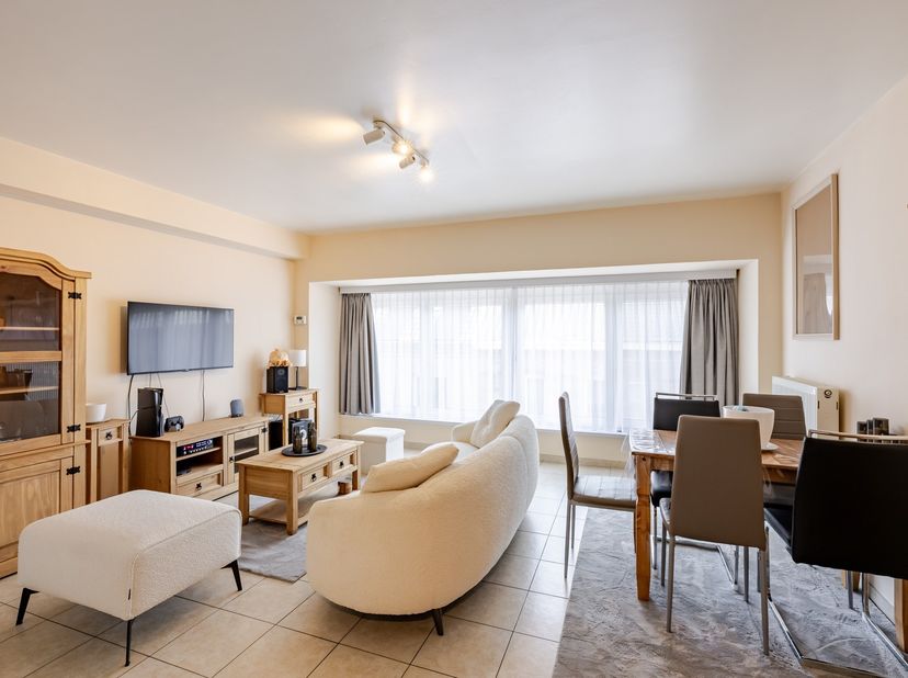 Op zoek naar een instapklaar appartement of een interessante investering? Dan is dit appartement aan de Zavelbaan 42 te 9300 Aalst zeker een bezoek wa