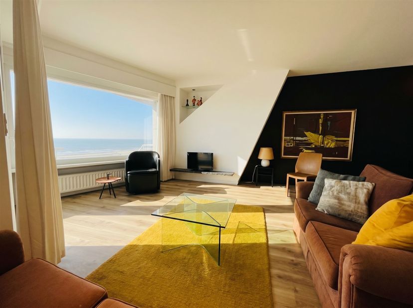 Ruim gemeubeld appartement gelegen op de 8ste verdieping van residentie Costa Brava op de zeedijk in Mariakerke. Het appartement omvat een ruime licht