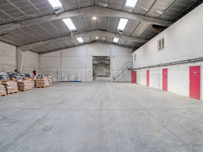Dit magazijn te koop bevindt zich op een goed bereikbare locatie in Ronse, met een vlotte aansluiting op de N60 richting Oudenaarde, Gent en de E17, e